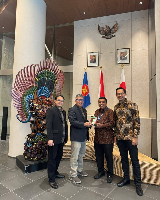 Dekan Fisip Unand, Dr. Azwar, M.Si, didampingi Wadek I Akademik, Dr. Lucky Zamsami, dan dosen senior, Dr. Yuliandre Darwis, memberikan plakat Fisip Unand kepada Atase Pendidikan dan Kebudayaan Indonesia di Jepang, Prof. Amzul Rifin, di Kantor Kedubes Indonesia Tokyo Jepang. Foto: Penulis.