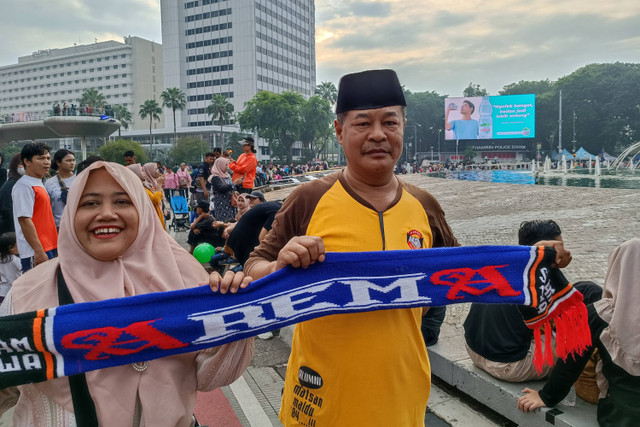 Alex Rosady (54) dan Susanti (44) warga asal Malang, Jawa Timur, saat berkunjung ke Car Free Day, Jakarta, Minggu (26/5/2024). Foto: Fadhil Pramudya/kumparan