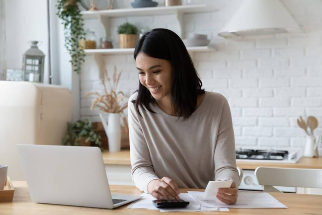 Ilustrasi menghitung pemasukan dan pengeluaran Foto: Shutterstock