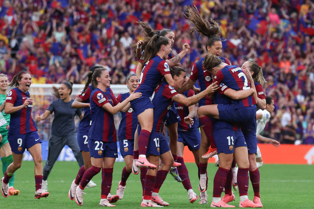 Para pemain Barcelona merayakannya setelah memenangkan pertandingan sepak bola final Liga Champions Wanita UEFA antara FC Barcelona dan Olympique Lyonnais di stadion San Mames di Bilbao (25/5/2024). Foto: Pierre-Philippe Marcou/AFP