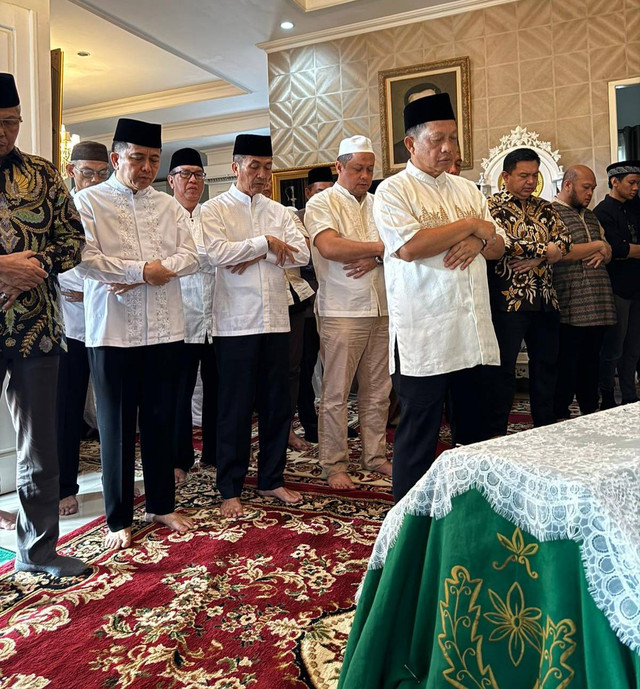 Pj Wali Kota Palembang, Ratu Dewa, dan Mendagri, Tito Karnavian, saat melakukan salat jenazah. (ist)