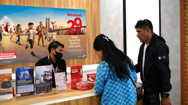 Pelanggan Telkomsel mengunjungi pusat layanan GraPARI. Foto: Dok. Telkomsel