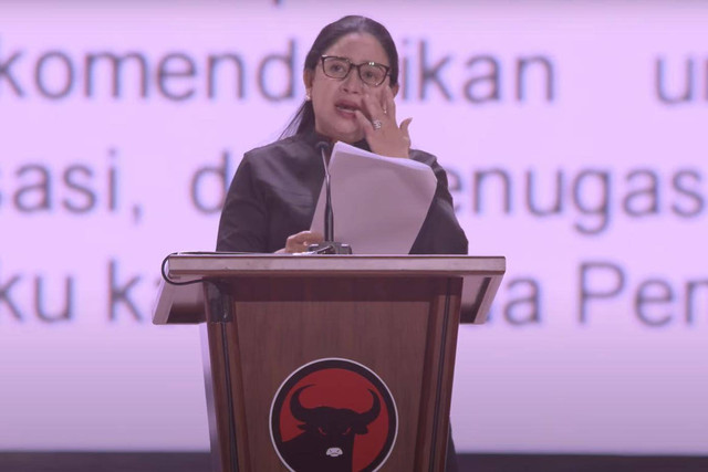 Puan Maharani mengusap air mata saat Penutupan Rakernas PDI Perjuangan di Jakarta Utara, Minggu (26/5/2024). Foto: Dok. Youtube PDI Perjuangan