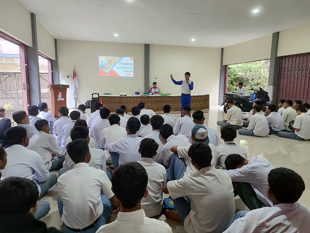 Asmo Kalbar memberikan edukasi keselamatan berkendara. Foto: Dok. Astra Motor Kalbar