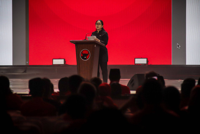 Ketua DPP PDIP sekaligus Ketua DPR, Puan Maharani menyampaikan sikap politik PDIP pada Rakernas V PDIP di Ancol, Jakarta, Minggu (26/5/2024). Foto: Jamal Ramadhan/kumparan