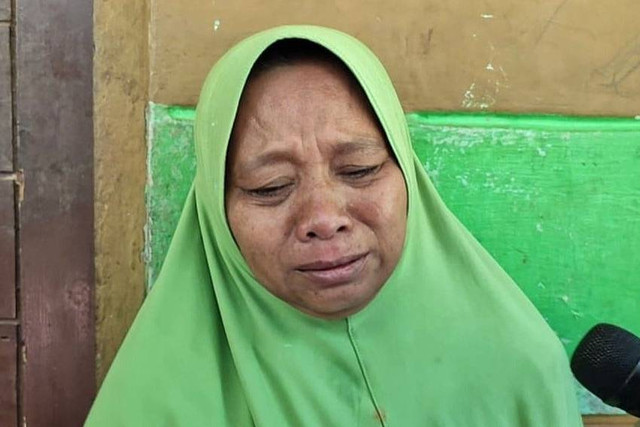 Kartini (48), Ibunda Pegi Setiawan tak kuasa menahan air mata saat melihat langsung rilis Polda Jabar terkait kasus pembunuhan Vina dan Eky, Sabtu (26/5/2024). Foto: kumparan