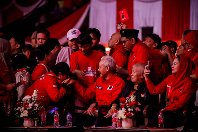 Kader PDIP Ganjar Pranowo pada penutupan Rakernas V PDIP di Beach City International Stadium Ancol, Jakarta, Minggu (26/5/2024). Foto: Jamal Ramadhan/kumparan