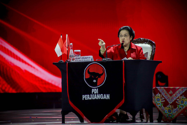 Ketua Umum PDI Perjuangan (PDIP) Megawati Soekarnoputri menyampaikan pidato penutup pada hari terakhir Rakernas V PDIP di Beach City International Stadium Ancol, Jakarta, Minggu (26/5/2024). Foto: Jamal Ramadhan/kumparan