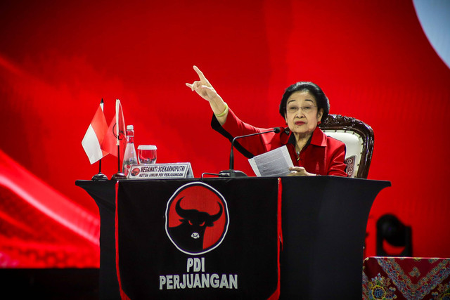 Ketua Umum PDI Perjuangan (PDIP) Megawati Soekarnoputri menyampaikan pidato penutup pada hari terakhir Rakernas V PDIP di Beach City International Stadium Ancol, Jakarta, Minggu (26/5/2024). Foto: Jamal Ramadhan/kumparan