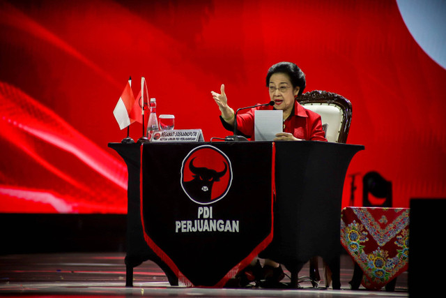 Ketua Umum PDI Perjuangan (PDIP) Megawati Soekarnoputri menyampaikan pidato penutup pada hari terakhir Rakernas V PDIP di Beach City International Stadium Ancol, Jakarta, Minggu (26/5/2024). Foto: Jamal Ramadhan/kumparan