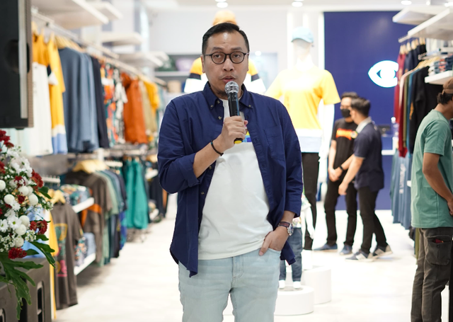 Direktur / CEO PT Aseli Dagadu Djokdja, M Mirza Arditya saat pembukaan toko Dagadu di Pakuwon Mall, Jogja. Foto: Dok. dagadudjokdja.