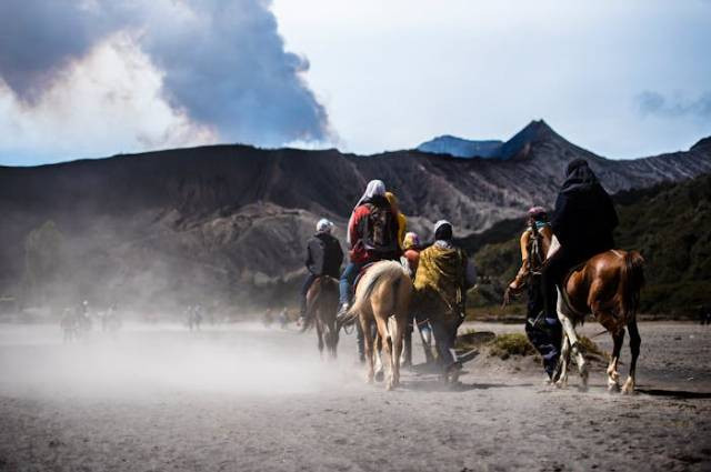 Ilustrasi makna dan prosesi upacara adat kasada di bromo, sumber foto: Alex Borghi by pexels.com