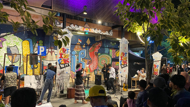 A real footage from the corner of Gatot Subroto Street, a musical performances at the Solo Is Solo Street Art captured by Alfaairo Christiano (Author) himself.