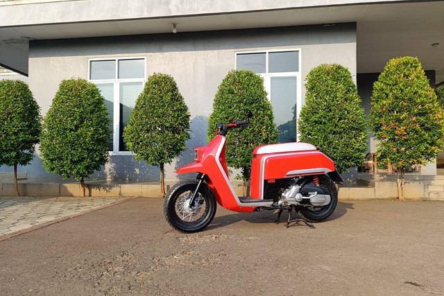 Suzuki Spin 125 yang dikustom jadi Suzuki Hustler Scoot garapan Studio Motor. Foto: Fitra Andrianto/kumparan