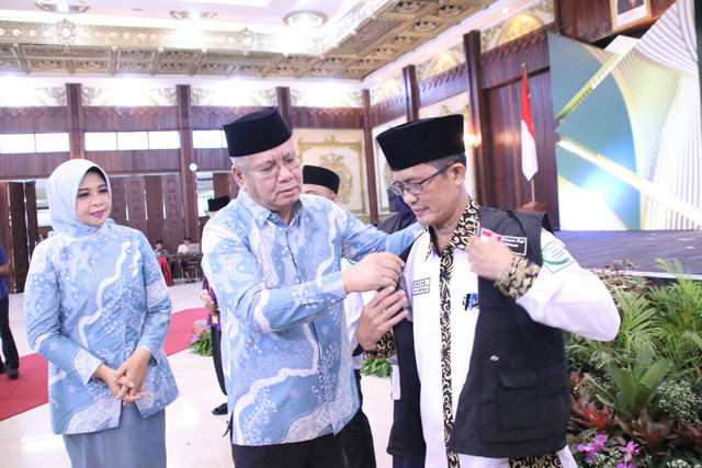 Pj Gubernur Kalbar, Harisson saat melepas calon jemaah haji. Harisson ingatkan jemaah kurangi aktivitas yang kurang bermanfaat, seperti berbelanja di mall saat di tanah suci. Foto: Dok. Adpim Pemprov Kalbar