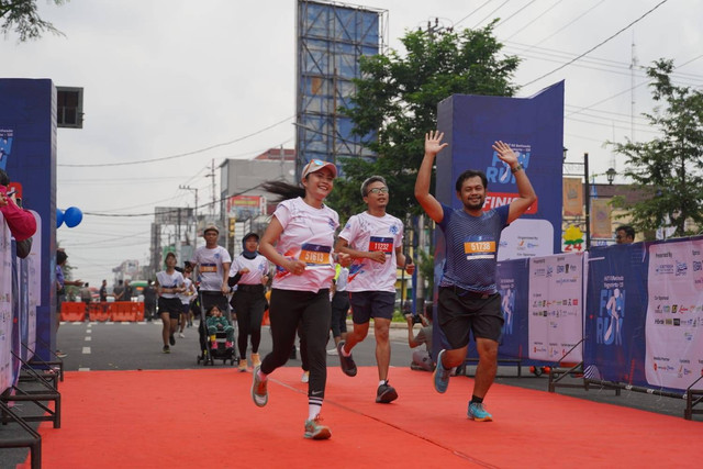 Pelari saat menyelesaikan rute di Bethesda Fun Run 2024 pada Minggu (26/5). Foto: istimewa