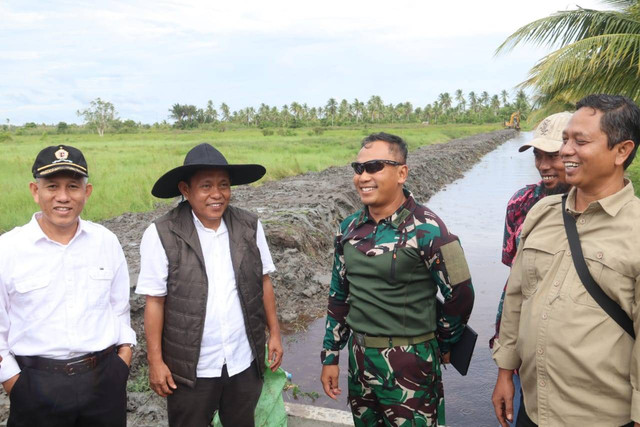 Peninjauan progres program optimalisasi lahan rawa di Mempawah. Foto: M. Zain/Hi!Pontianak