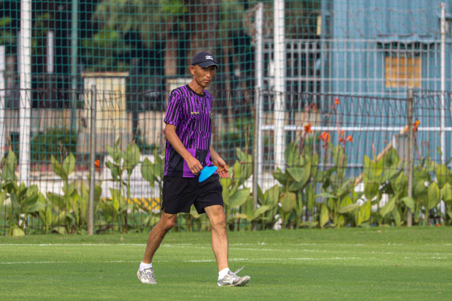 Pelatih Timnas Wanita Indonesia Satoru Mochizuki di Senayan, Jakarta, Senin (27/5/2024). Foto: Iqbal Firdaus/kumparan