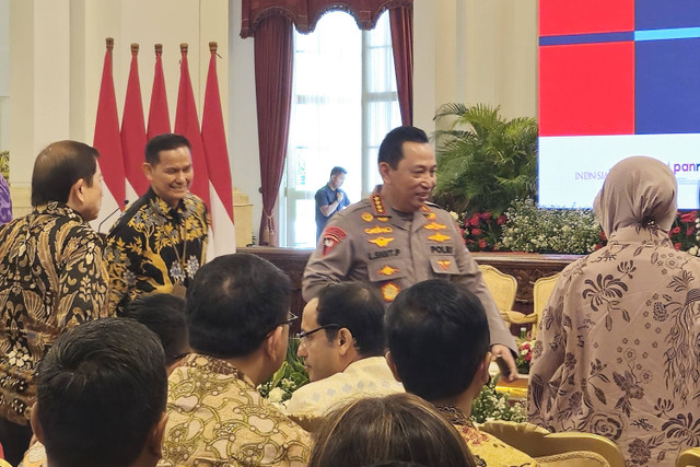 Momen Kapolri dan Jaksa Agung bertegur sapa dan berangkulan di Istana Negara, Senin (27/5/2024). Foto: Nadia Riso/kumparan