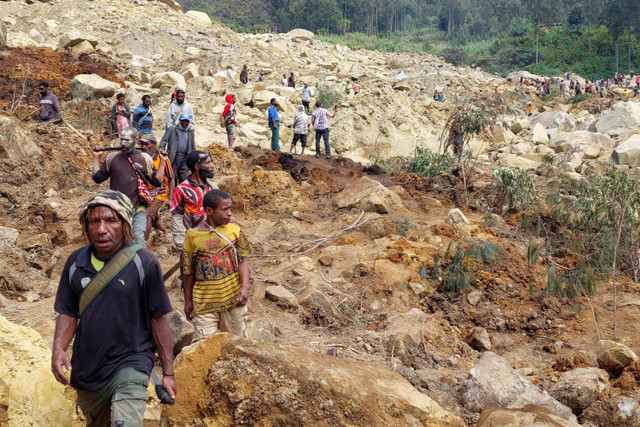 Penduduk setempat berkumpul di lokasi tanah longsor di desa Mulitaka di wilayah Maip Mulitaka, di Provinsi Enga, Papua Nugini (26/5/2024). Foto: AFP