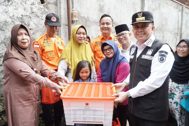 Pj Gubernur Sumsel Agus Fatoni didampingi Kalaksa BPBD Sumsel M Iqbal Alisyahbana saat menyerahkan bantuan ke korban banjir di OKU, Foto : Dok. BPBD Sumsel