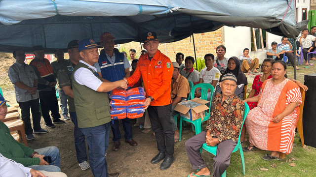 Kabid Penanganan Darurat BPBD Sumsel Sudirman saat memberikan bantuan Pj Gubernur Sumsel ke warga OKU Selatan yang terdampak banjir, Foto : Dok BPBD Sumsel