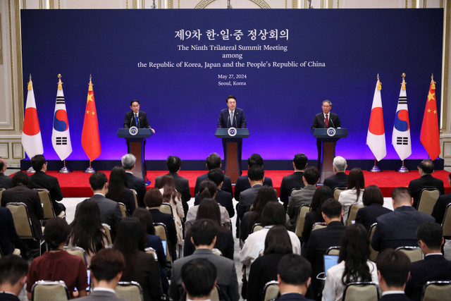 Presiden Korea Selatan Yoon Suk Yeol berbicara ketika Perdana Menteri Jepang Fumio Kishida dan Perdana Menteri Tiongkok Li Qiang mendengarkan dalam konferensi pers bersama di Seoul, Korea Selatan (27/5/2024). Foto: Kim Hong-Ji/Pool via REUTERS