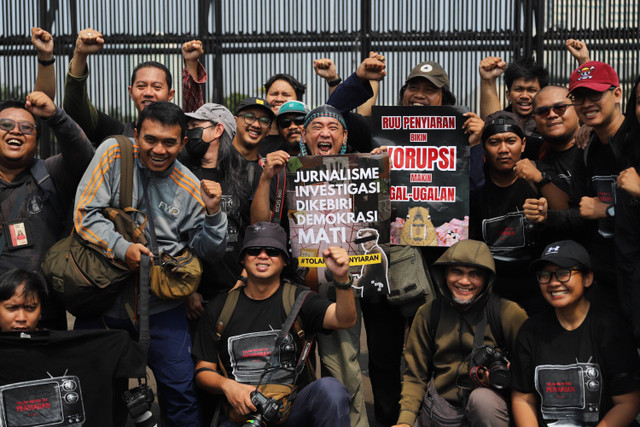 Sejumlah wartawan menggelar aksi menolak rancangan undang-undang (RUU) penyiaran di depan Gedung DPR, Senayan, Jakarta, Senin (27/5/2024). Foto: Iqbal Firdaus/kumparan