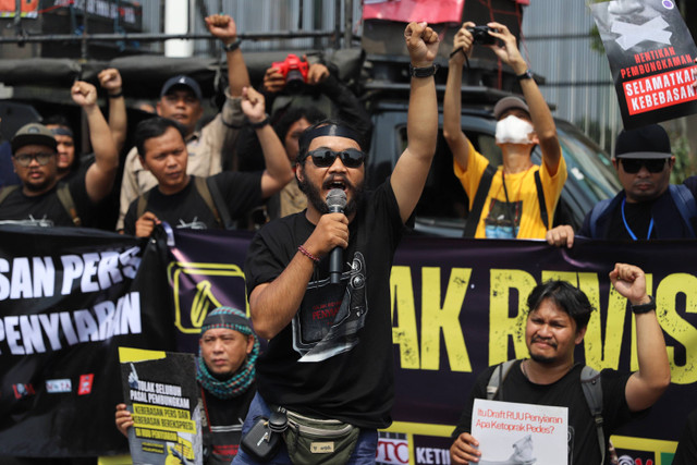 Sejumlah wartawan menggelar aksi menolak rancangan undang-undang (RUU) penyiaran di depan Gedung DPR, Senayan, Jakarta, Senin (27/5/2024). Foto: Iqbal Firdaus/kumparan