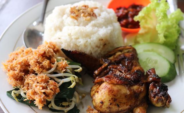 ayam penyet enak di bandung. Foto hanya ilustrasi, bukan tempat sebenarnya.Sumber: Unsplash/Mufid Majnun