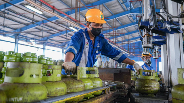 Petugas dari Pertamina Patra Niaga saat lakukan pemeriksaan volume tabung LPG di salah satu Stasiun Pengisian Bulk Elpiji (SPBE). (Aset: Istimewa)