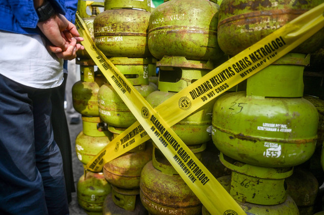 Sejumlah barang bukti gas elpiji 3 kg yang dikurangi isi volume hasil temuan Kemendag ditampilkan di Stasiun Pengisian dan Pengangkutan Bulk Elpiji (SPPBE) PT Satria, Jakarta, Senin (27/5/2024). Foto: Erlangga Bregas Prakoso/ANTARA FOTO