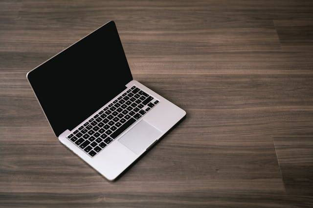 Cara mengatasi layar laptop gerak sendiri dapat dilakukan dengan mudah. Foto: Pexels.com