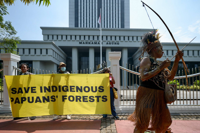 Aksi masyarakat Papua menolak izin perusahaan sawit di depan Gedung Mahkamah Agung, Jakarta, Senin (27/5/2024). Foto: Bay Ismoyo/AFP