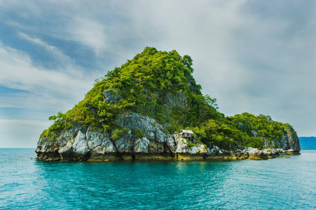 Pulau di Ujung Kulon. Foto Hanya Ilustrasi, Bukan Tempat Sebenarnya. Sumber Unsplash Tom Winckels