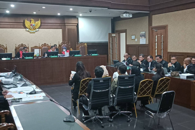 Istri, anak, dan cucu Syahrul Yasin Limpo (SYL) hadir dalam persidangan kasus gratifikasi di lingkungan Kementerian Pertanian, yang digelar di Pengadilan Tipikor, Jakarta Pusat, Senin (27/5/2024). Foto: Fadhil Pramudya/kumparan