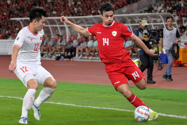 Pemain Timnas Indonesia Nathan Tjoe-A-On saat melawan Vietnam. Foto: BAY ISMOYO / AFP