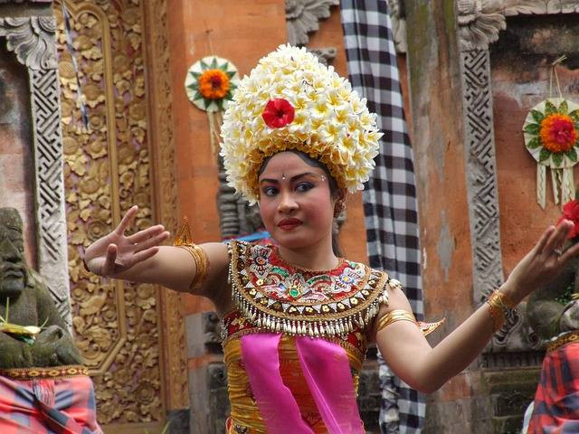 Ilustrasi tari yang bersifat meniru alam sekitar atau kehidupan sehari hari disebut tari imitatif. Foto: Pixabay.