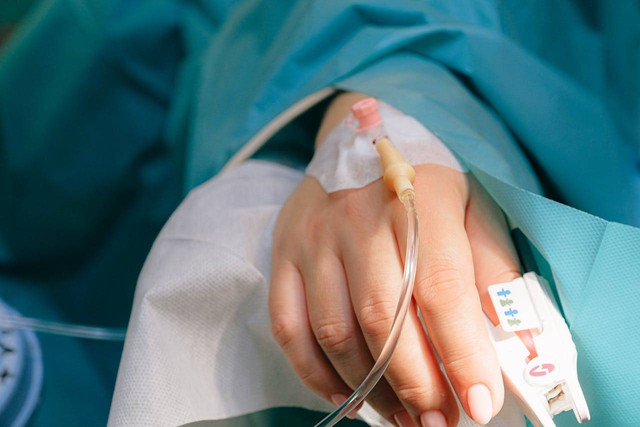 Gelang tangan di rumah sakit merupakan gelang identitas yang dikenakan oleh setiap pasien yang menjalani rawat inap. Foto: Pexels.com