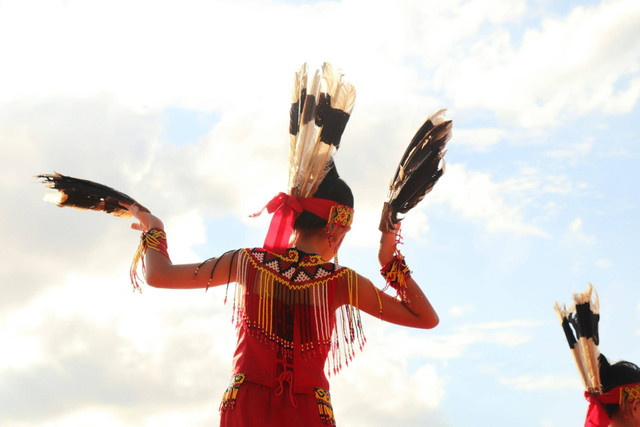 Ilustrasi Budaya Kalimantan Barat. Sumber: Unsplash.com/Ainun Jamila