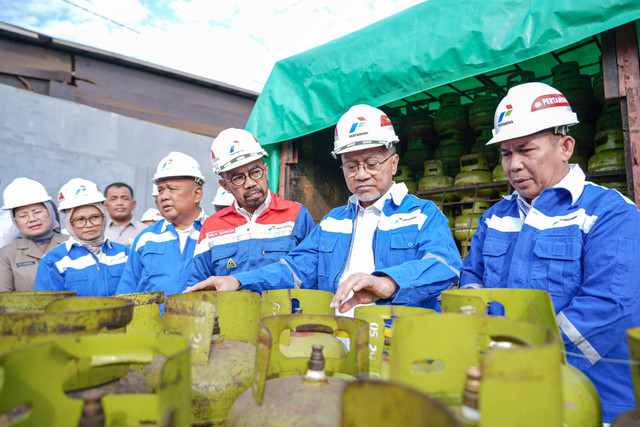 Menteri Perdagangan Zulkifli Hasan (kedua dari kanan) dan Direktur Utama Pertamina Patra Niaga Riva Siahaan (ketiga dari kanan) memantau takaran pengisian LPG di SPBE Koja, Jakarta Utara, Senin (27/5/2024). Foto: Dok. Pertamina