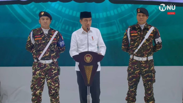 Presiden Joko Widodo memberikan sambutan saat Pelantikan Pengurus Pusat GP Ansor  2024-2029 di Istora Senayan, Jakarta, Senin (27/5/2024). Foto: Youtube/ TVNU Televisi Nahdlatul Ulama