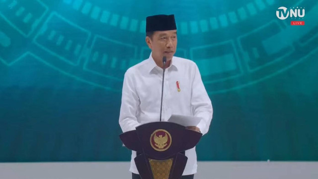 Presiden Joko Widodo memberikan sambutan saat Pelantikan Pengurus Pusat GP Ansor  2024-2029 di Istora Senayan, Jakarta, Senin (27/5/2024). Foto: Youtube/ TVNU Televisi Nahdlatul Ulama