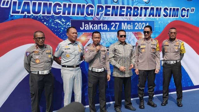Kepala Korps Lalu Lintas Polri Irjen Pol Aan Suhanan (ketiga dari kiri), Ketua MPR RI Bambang Soesatyo (ketiga dari kanan) dan Wakapolda Metro Jaya Brigjen Pol Suyudi Ario Seto (kedua dari kanan) saat launching SIM C1 di Satpas Polda Metro Jaya. Foto: Ilham Kausar/Antara