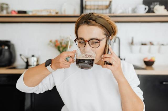Ilustrasi apa bedanya pecinta kopi dan penikmat kopi?, sumber foto: Karolina Grabowska by pexels.com
