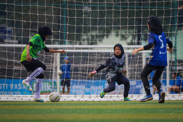 Sejumlah anak-anak dari berbagai Sekolah Dasar (SD) saling bertanding di kompetisi MilkLife Soccer Challenge di kawasan Cijantung, Jakarta, Senin (27/5/2024). Foto: Iqbal Firdaus/kumparan