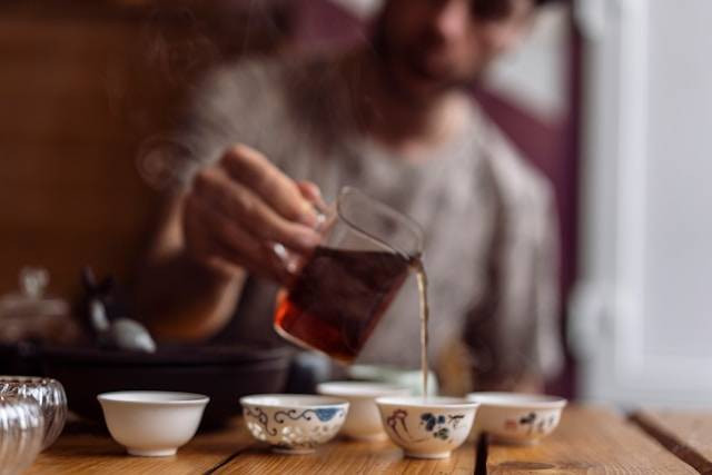 Ilustrasi Apakah Boleh Minum Teh Setiap Hari. Foto: dok. Unsplash/Anastasiia Krutota