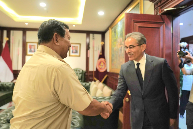 Menhan Prabowo Subianto menerima kunjungan pendiri Emaar Properties Mohamed Alabbar di kantor Kementerian Pertahanan RI, Jakarta, Senin (27/5/2024). Foto: Kemhan RI