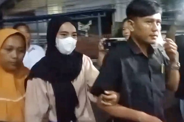 Linda (hijab hitam) didampingi suaminya dan keluarganya datang ke Polres Cirebon Kota, Cirebon, Senin (27/5/2024). Foto: Dok. Istimewa