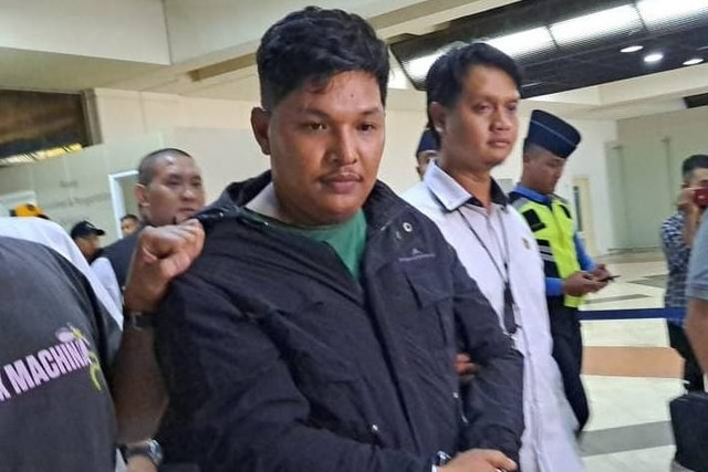 Petugas kepolisian menggiring tersangka Sofyan yang diduga sebagai bandar besar narkoba setibanya dari Medan di Terminal 2 Bandara Soekarno Hatta, Tangerang, Banten, Senin (27/5/2024). Foto: Dok. Istimewa